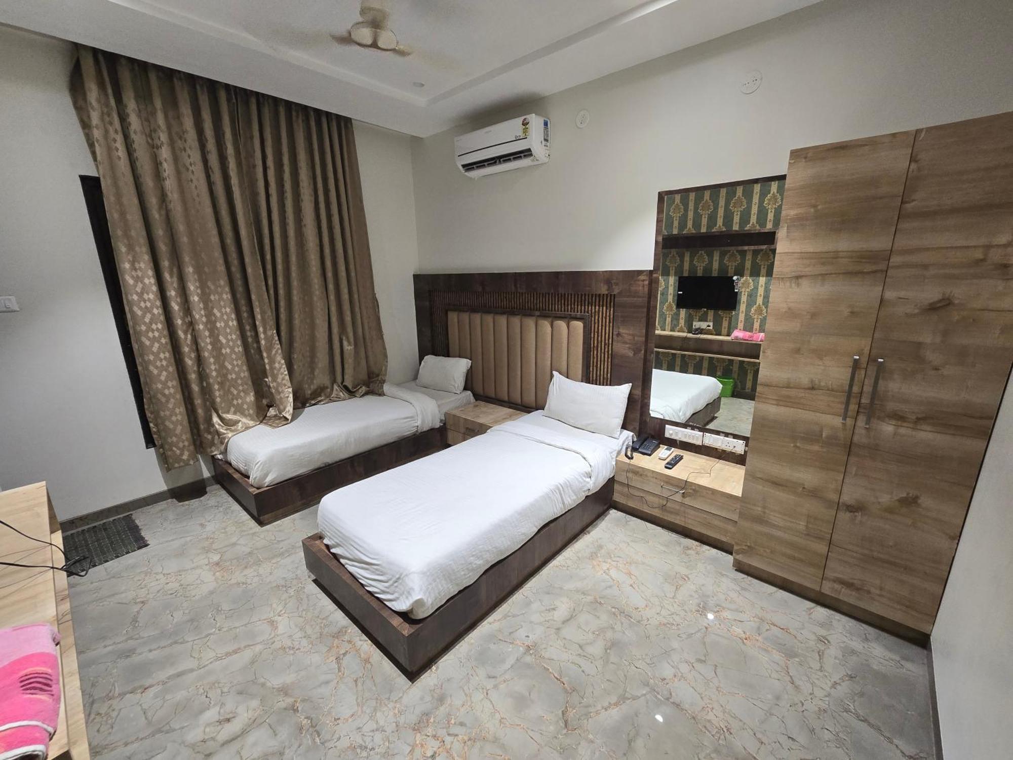 Hotel Ramji Karmad Room photo